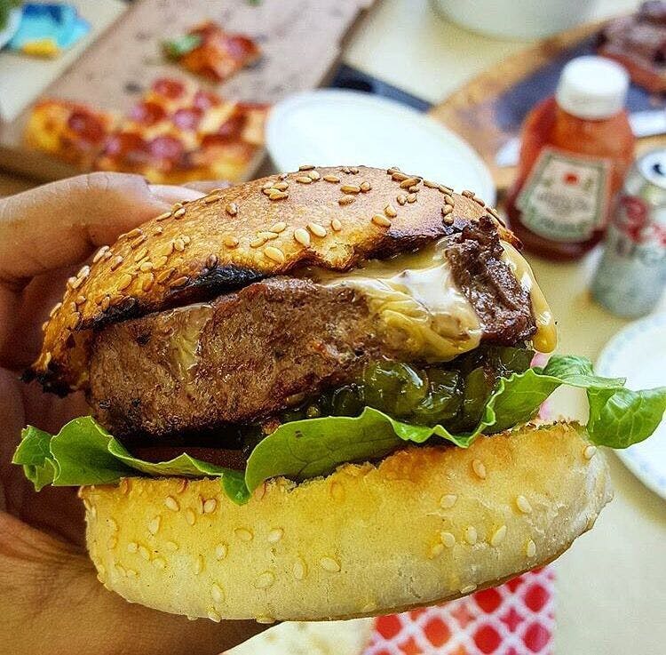 Burgers juteux au fromage et oignons frits Recette